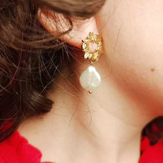 Aros de acero quirúrgico Bañados en oro con perla barroca natural.
