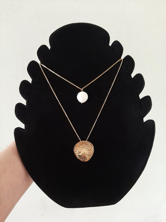 Collar doble de acero quirúrgico con medallón Bañado en oro y perla barroca natural.