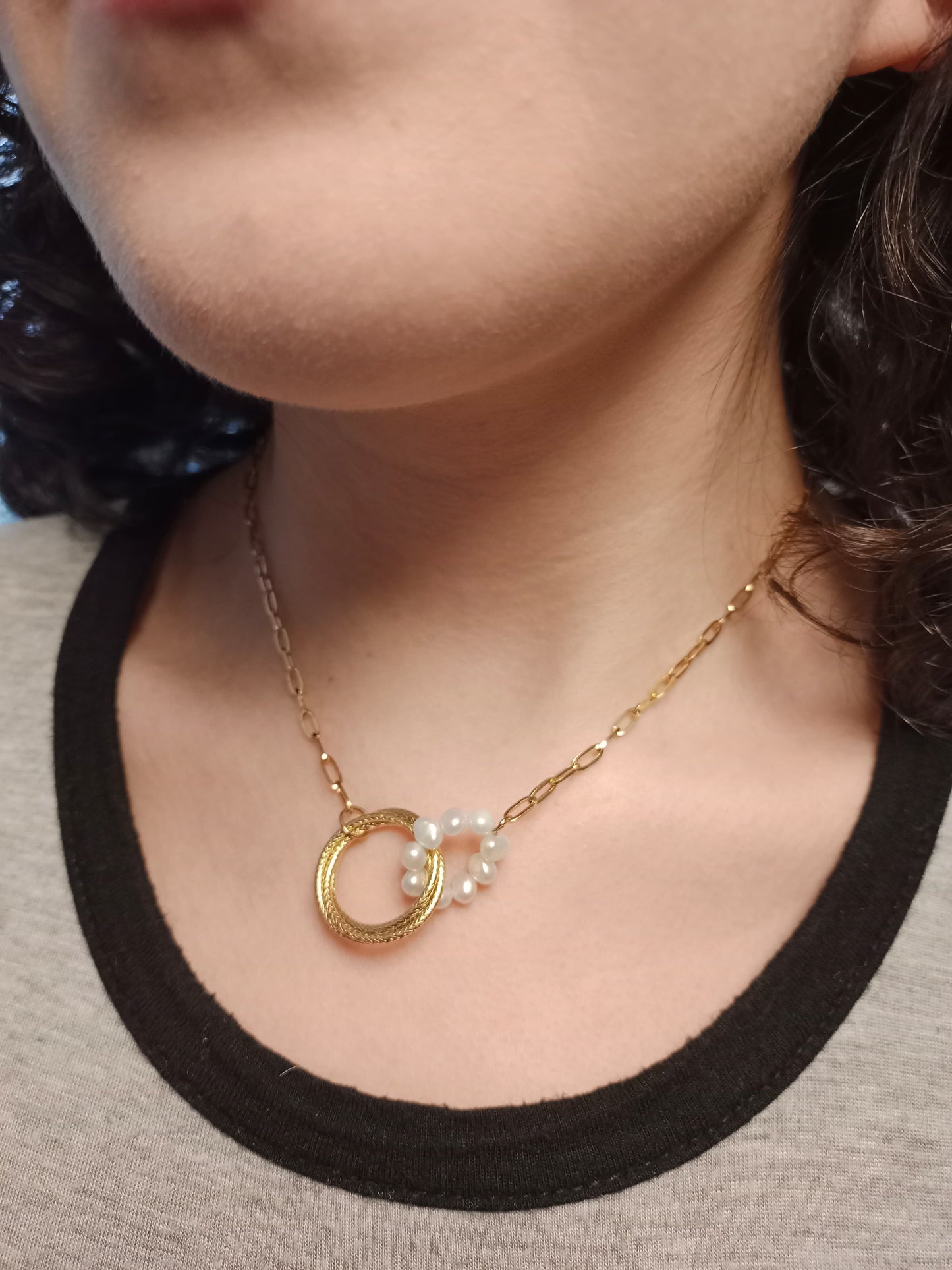 Collar círculo mágico con piedras, acero quirúrgico Bañado en oro 18k